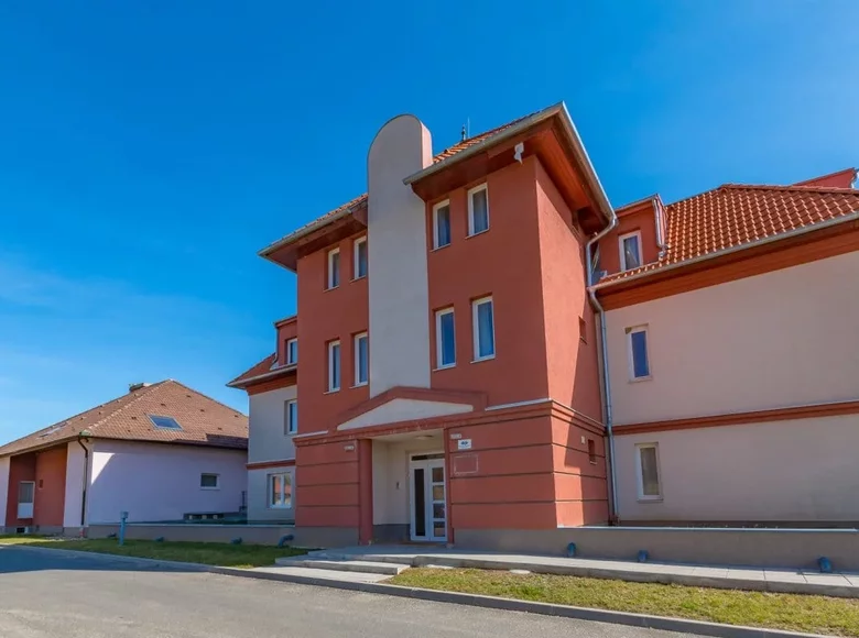 Propriété commerciale 1 825 m² à Heviz, Hongrie