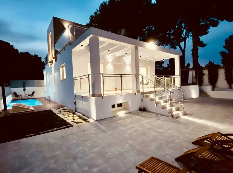 Villa de 4 dormitorios 220 m² Alfaz del Pi, España