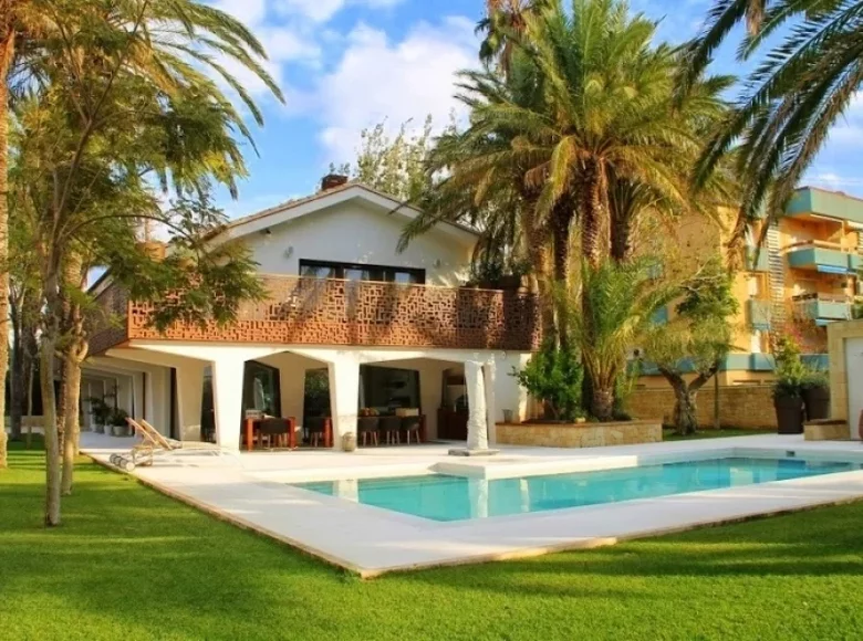 Villa de 4 dormitorios 590 m² Denia, España