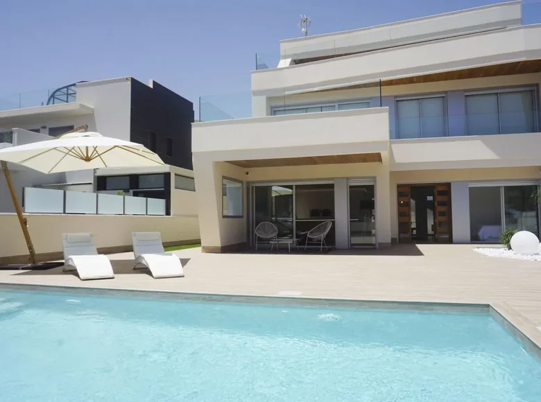 Villa de 4 dormitorios 332 m² Orihuela, España