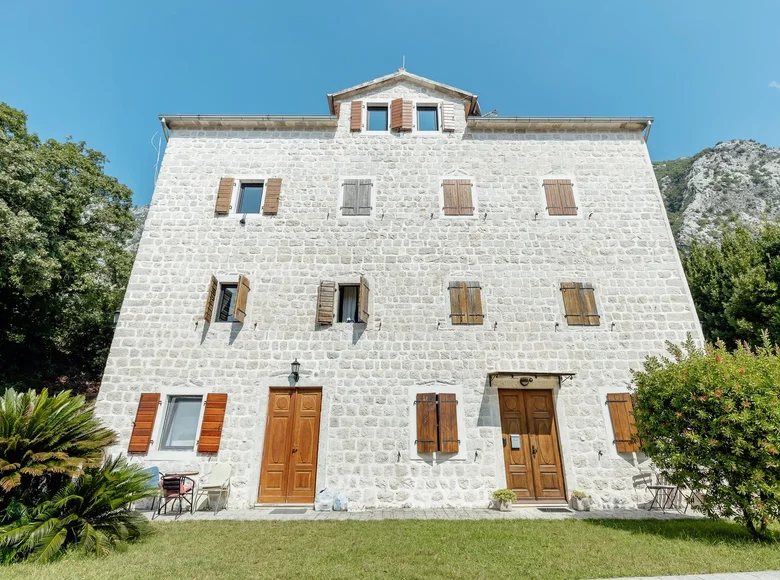 Mieszkanie 4 pokoi 82 m² Dobrota, Czarnogóra