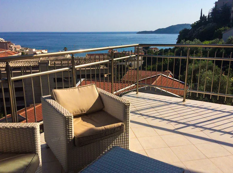 2 bedroom apartment 79 m² Becici, Montenegro