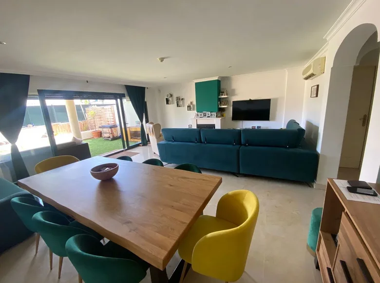Stadthaus 3 Schlafzimmer 320 m² Estepona, Spanien