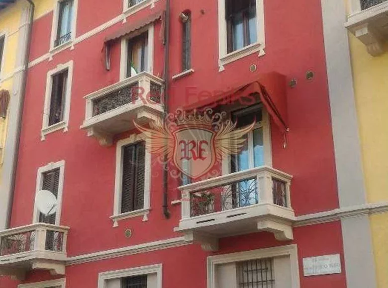 Apartamento 3 habitaciones  Milan, Italia