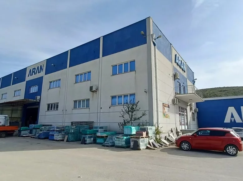 Propiedad comercial 2 600 m² en Opcina Dicmo, Croacia