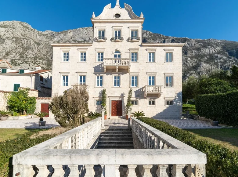Villa 13 zimmer 1 100 m² Dobrota, Montenegro