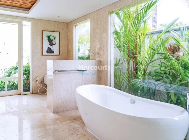 Villa 12 bedrooms 1 261 m² Tibubeneng, Indonesia