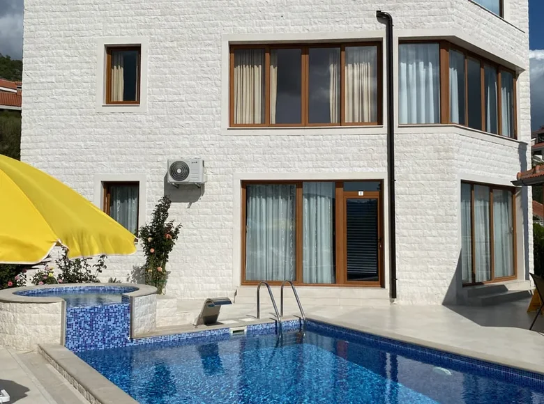 Revenue house 303 m² in Trebesin, Montenegro