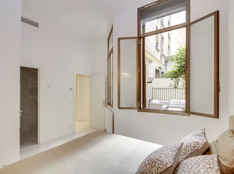 2 bedroom apartment 101 m² Paris, France
