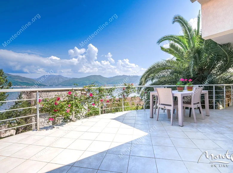 Villa de 4 dormitorios 200 m² Tivat, Montenegro