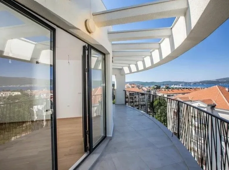 Penthouse 3 bedrooms 143 m² Tivat, Montenegro