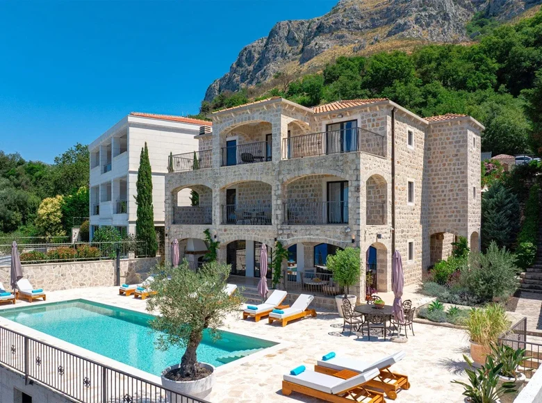Casa 15 habitaciones 374 m² Montenegro, Montenegro