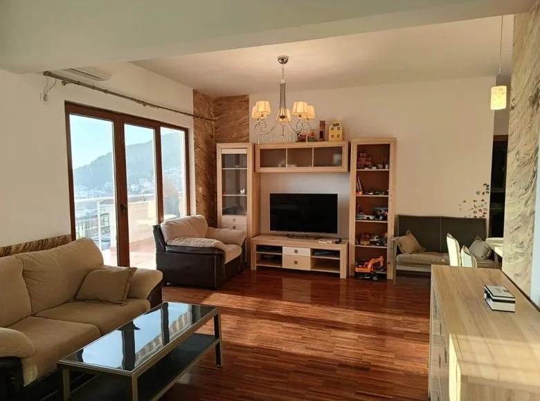 2 bedroom apartment 93 m² Petrovac, Montenegro