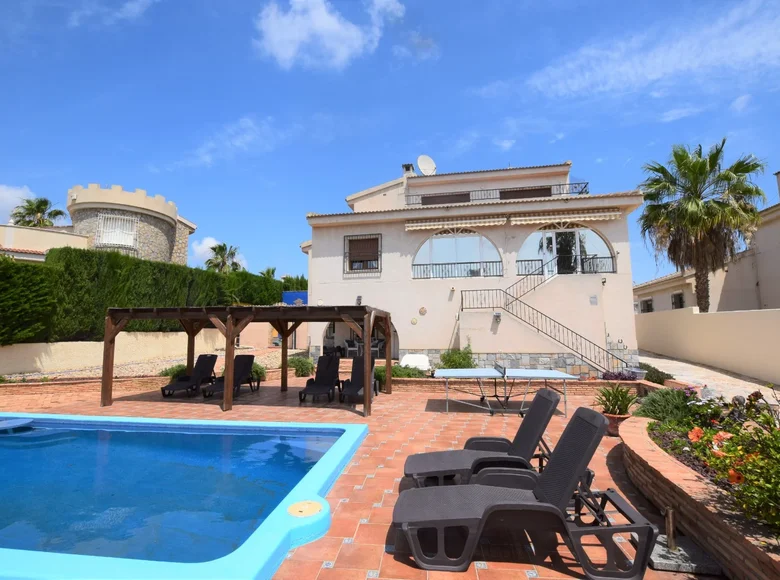 villa de 5 dormitorios 370 m² Urbanizacion Dona Pepa, Španjolska