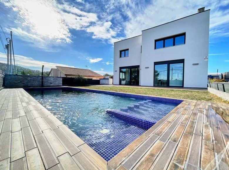 5 bedroom house 230 m² Canyelles, Spain