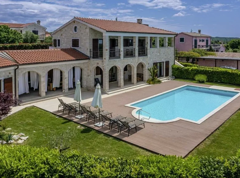 Villa de tres dormitorios 216 m² Peroj, Croacia