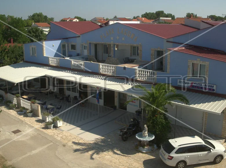 Commercial property 1 180 m² in Nin, Croatia