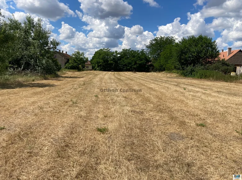 Land 1 824 m² Cegled, Hungary