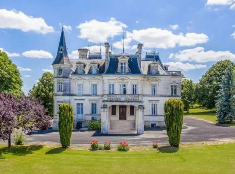 Замок 14 комнат 540 м² Aubeterre-sur-Dronne, Франция