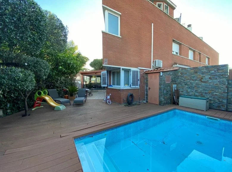 Townhouse 4 bedrooms 236 m² Castelldefels, Spain