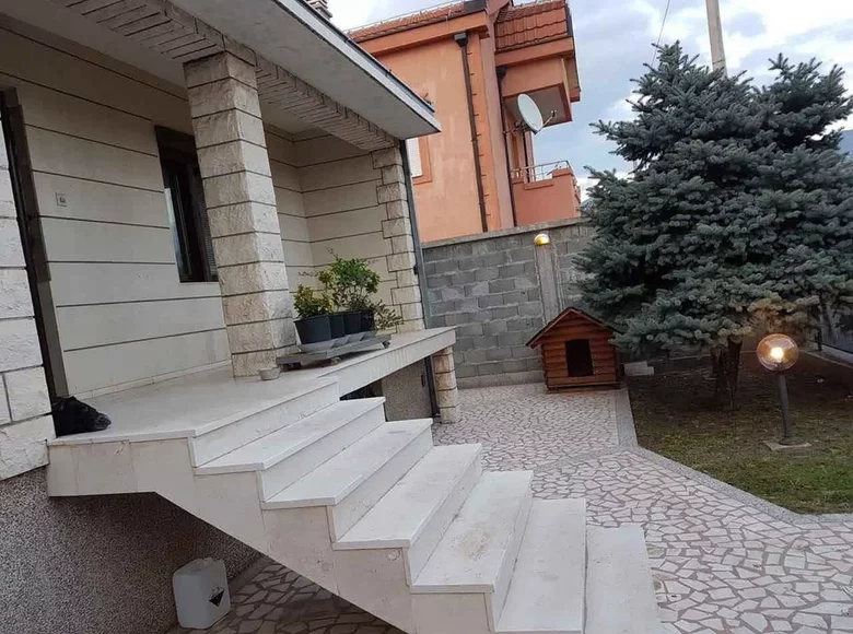 House 10 bedrooms 370 m² Podgorica, Montenegro