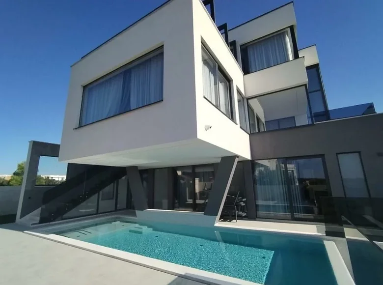 4 bedroom Villa 420 m² Grad Pula, Croatia