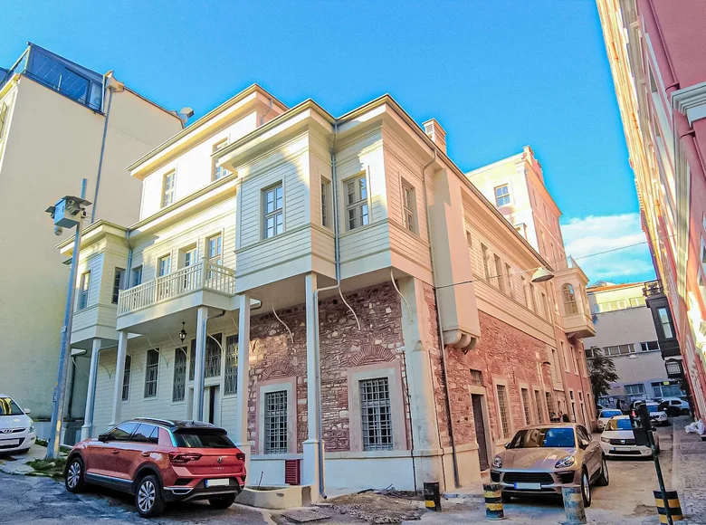 2 bedroom apartment 132 m² Beyoglu, Turkey