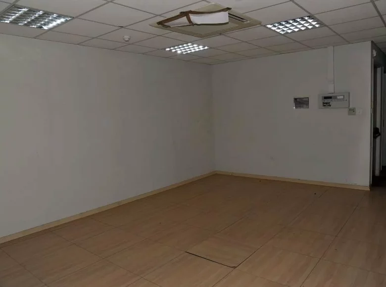Bureau 196 m² à Nicosie, Bases souveraines britanniques