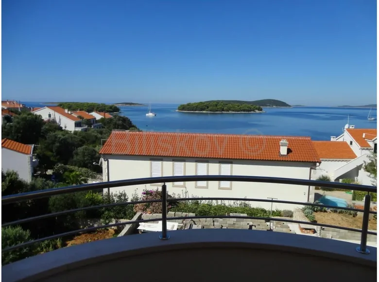 9 room house 291 m² Maslinica, Croatia