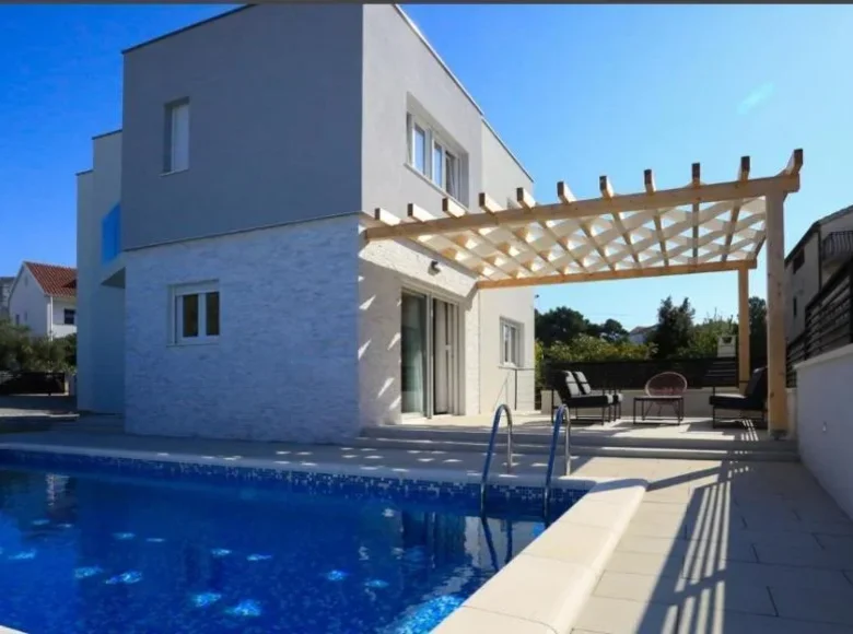 4 bedroom Villa 197 m² Brodarica, Croatia