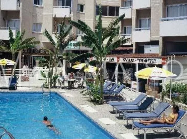 Hôtel 15 000 m² à Larnaca, Bases souveraines britanniques