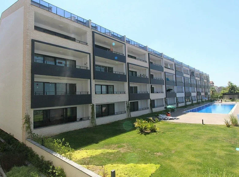 2 bedroom apartment 130 m² Çiftlikköy, Turkey