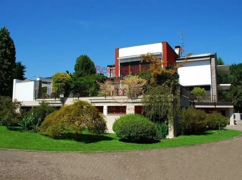 Villa de 6 habitaciones 1 113 m² Arona, Italia