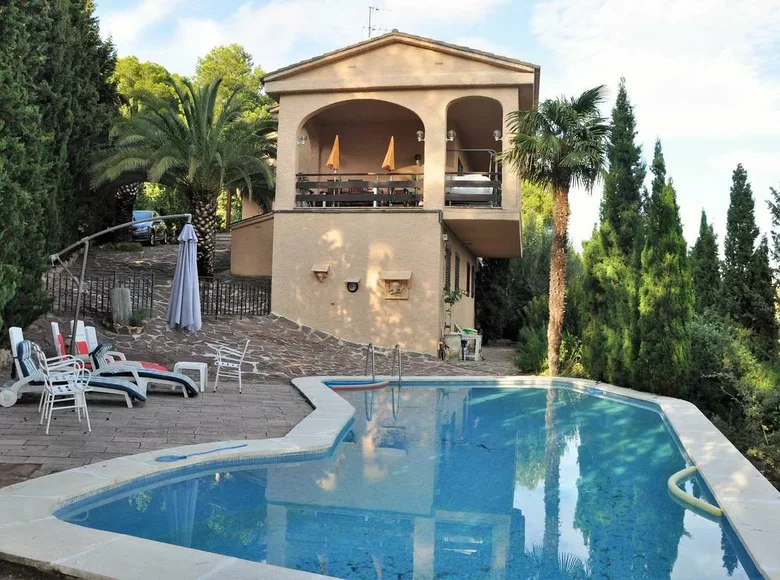 Villa de 4 dormitorios 250 m² Chiva, España