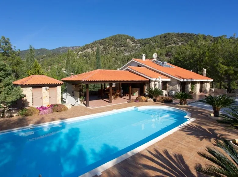 8 bedroom House 650 m² Moniatis, Cyprus
