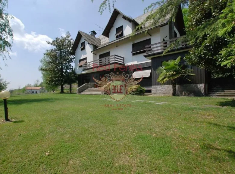 5 bedroom villa 1 400 m² Arona, Italy