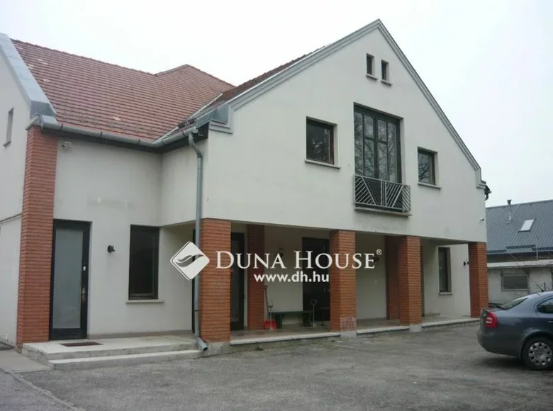 House 700 m² Pest megye, Hungary