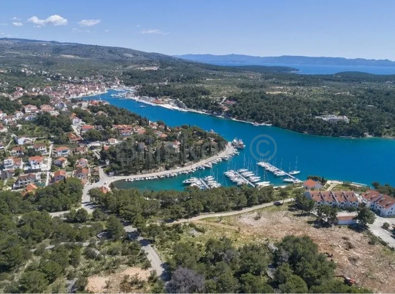 Land 3 950 m² Sutivan, Croatia