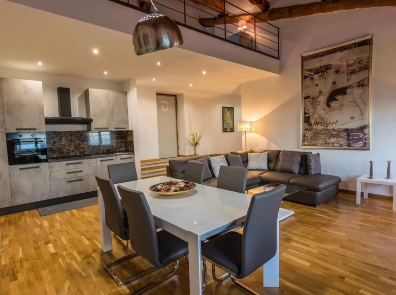 Mieszkanie 2 pokoi 156 m² Lucca, Włochy