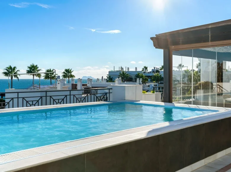 3 bedroom apartment  Estepona, Spain