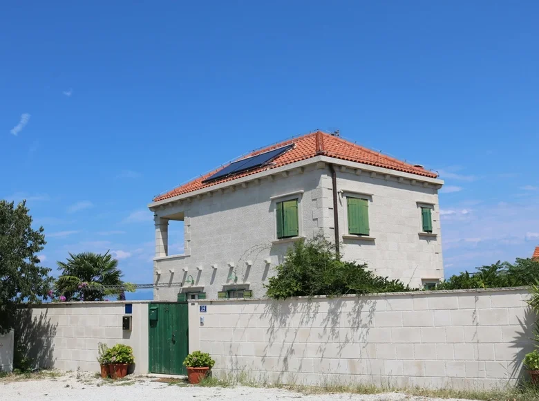 Villa de 4 dormitorios 300 m², Todos los paises