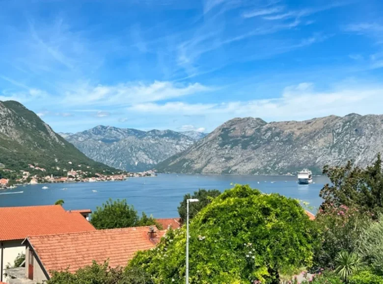 Apartment 7 bedrooms 200 m² Dobrota, Montenegro