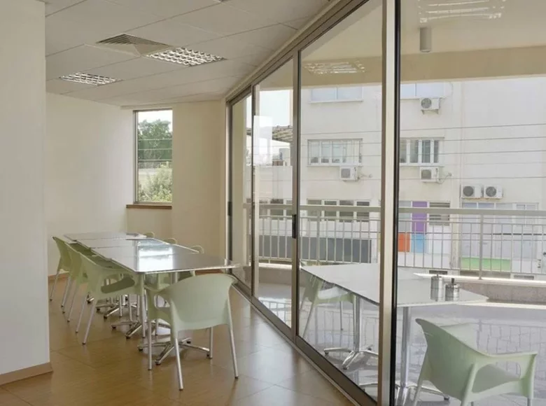 Propriété commerciale 2 303 m² à Limassol, Bases souveraines britanniques