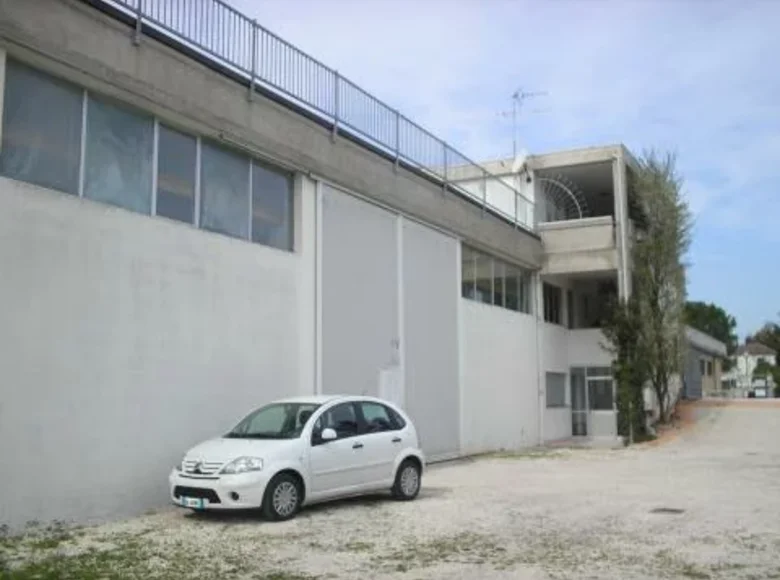 Commercial property 2 300 m² in Terni, Italy