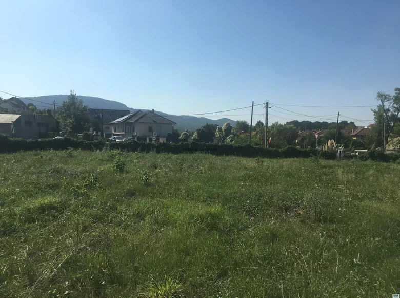 Land 1 600 m² Ueroem, Hungary