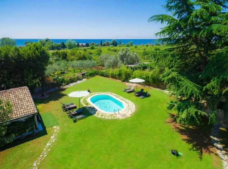 4 bedroom Villa 300 m² Monterol, Croatia