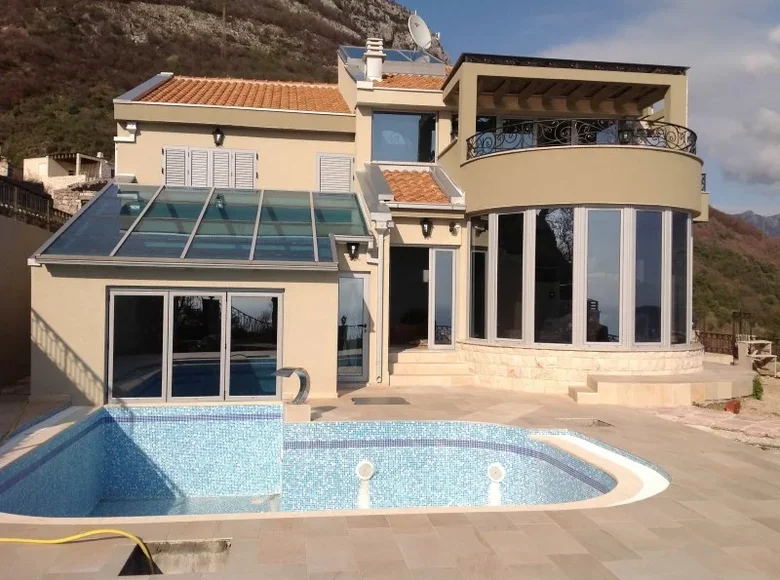 Villa de 4 dormitorios 500 m² Montenegro, Montenegro