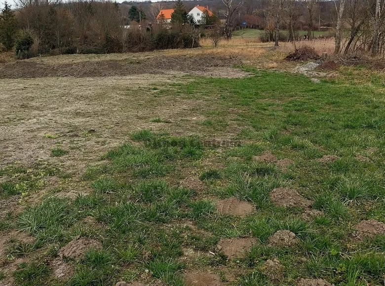 Land 3 851 m² Koemlod, Hungary