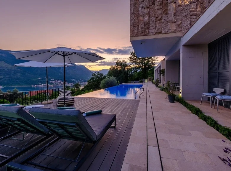 5 bedroom villa 419 m² Dobrota, Montenegro