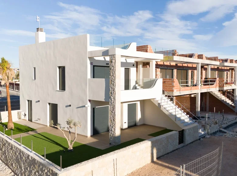 Mieszkanie 4 pokoi 82 m² Torrevieja, Hiszpania